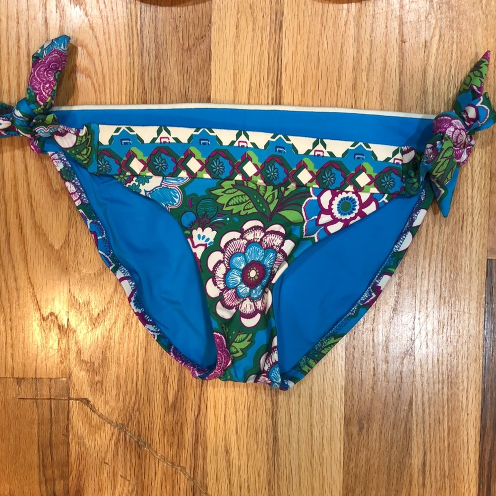 Becca flower bikini top and bottom - Picture 2 of 12